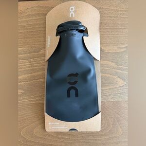 On Vapur Black Collapsible Water Bottle